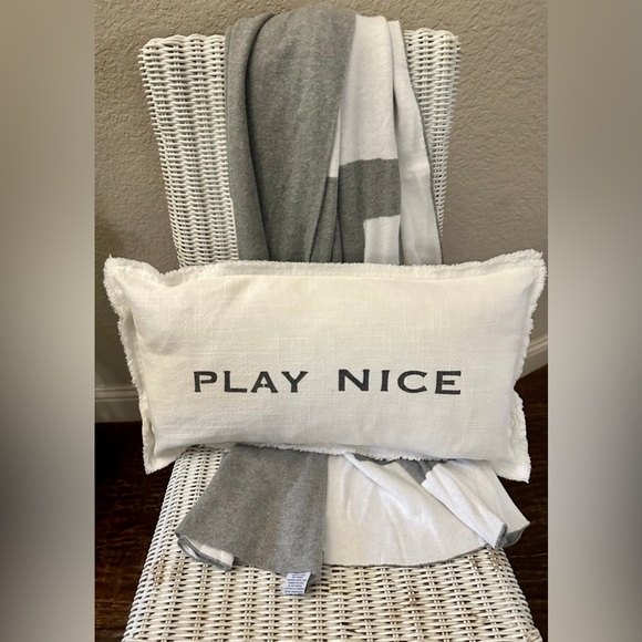 NWT! Oversized LOVE Throw Blanket - Picture 5 of 5